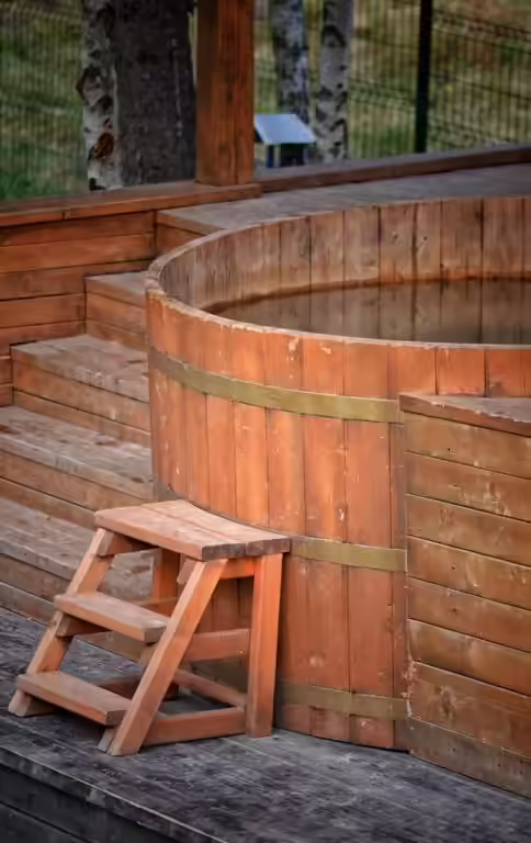 Ciubăr din lemn cu scară de acces la Cabana din Pădurea Beliș