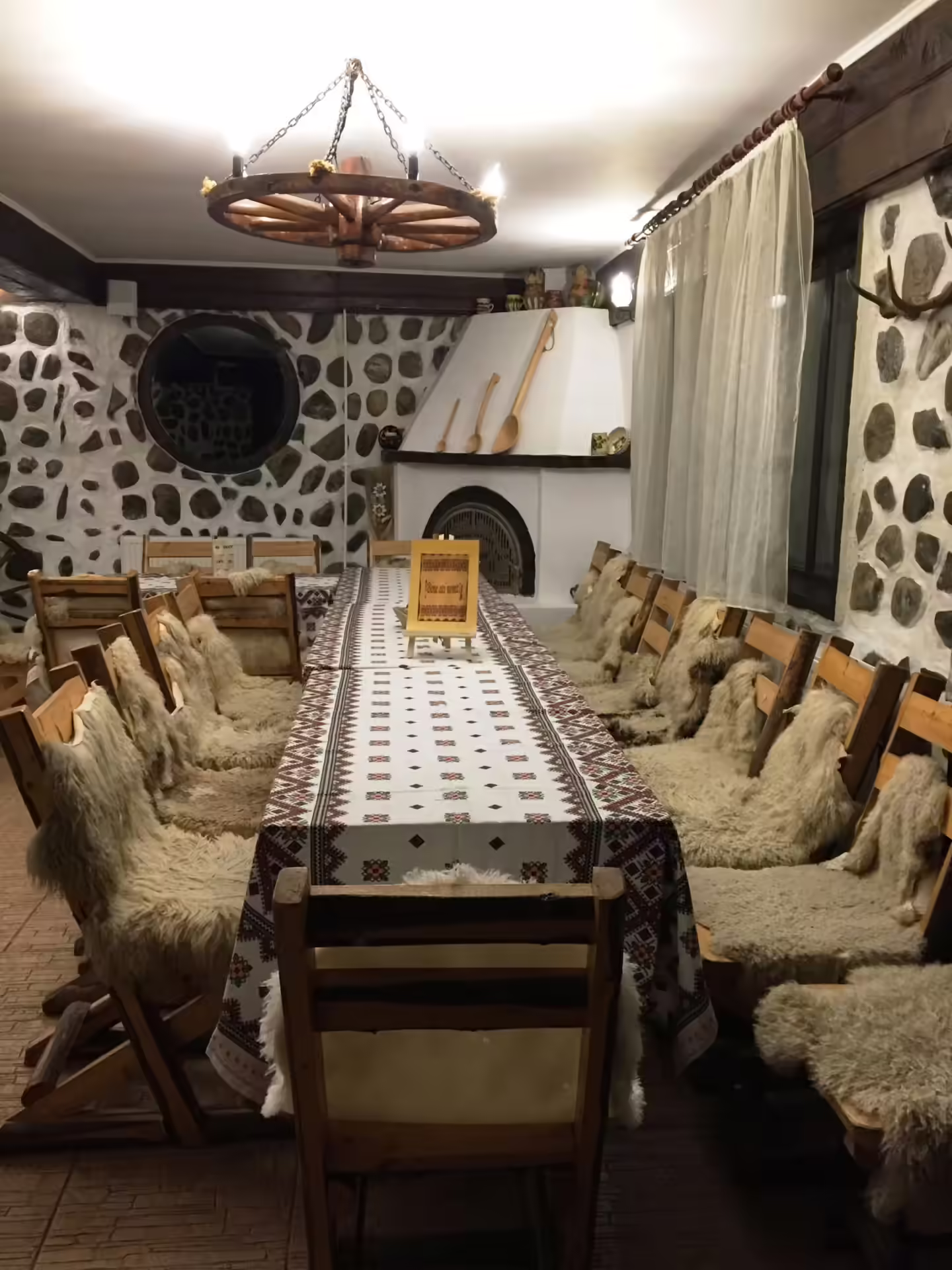 Salonul comun de mese cu masă lungă pentru grupuri la Casa Haiducilor Sătic Salonul comun de mese cu masă lungă pentru grupuri la Casa Haiducilor Sătic
