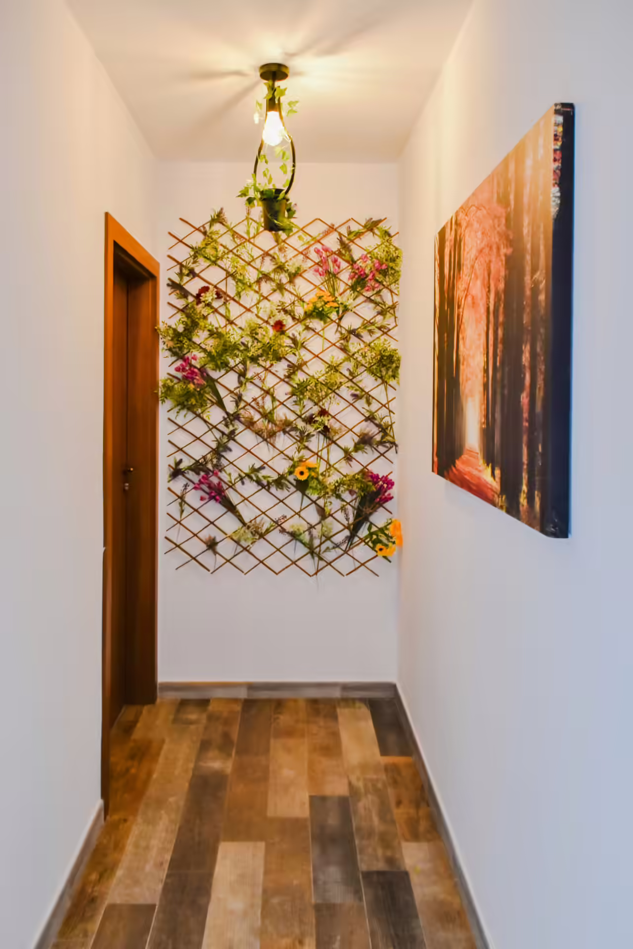 Hol interior cu decor pe perete și tablou la Berg House 31 Săcele Hol interior cu decor pe perete și tablou la Berg House 31 Săcele