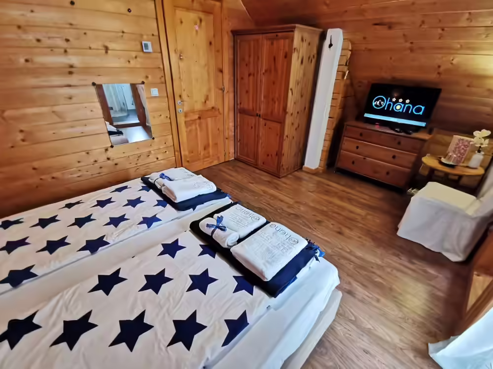 Panoramă cu Munții Făgăraș și piscina exterioară de la Ohana Boutique Hotel Viștișoara