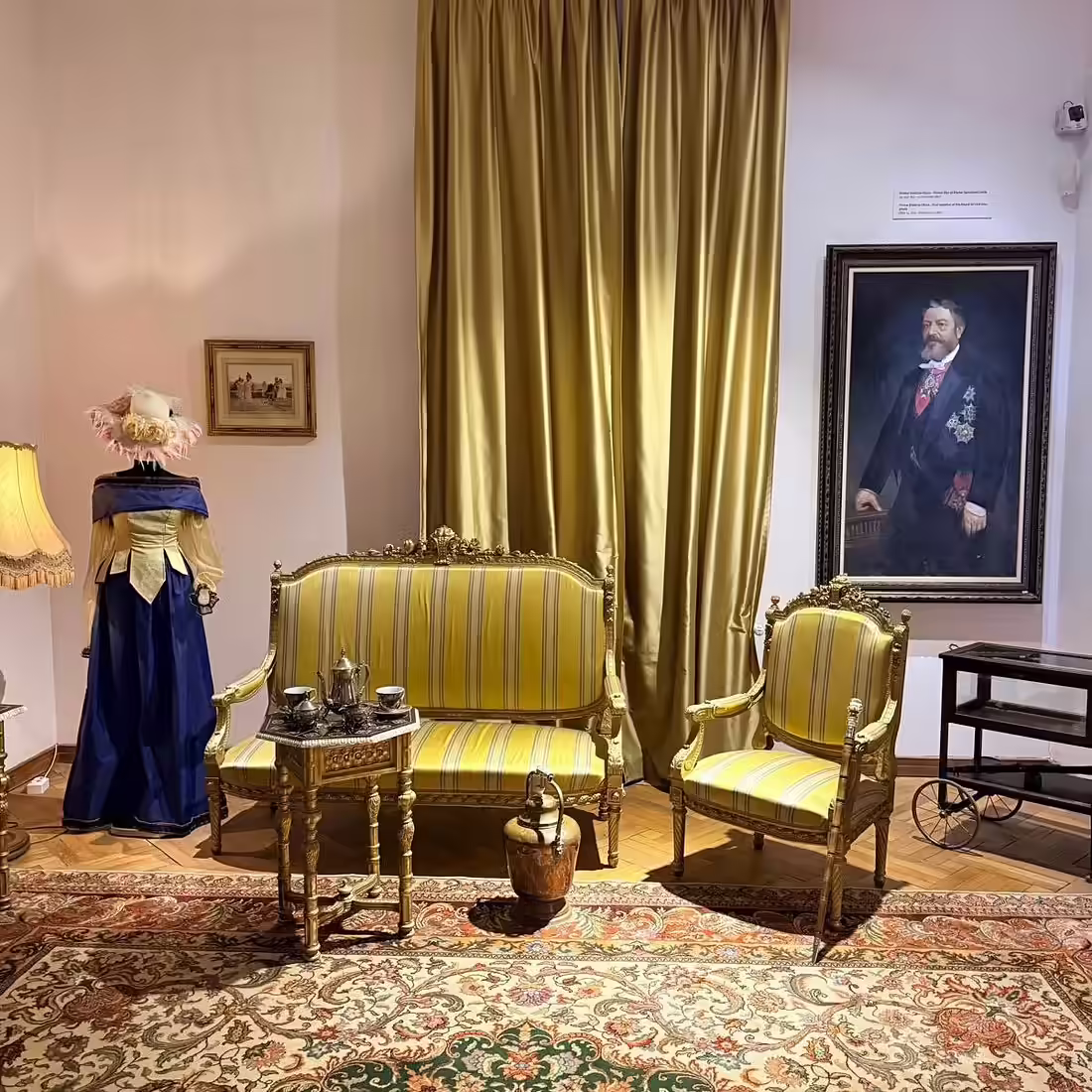 Salon Belle Époque cu portret și mobilier aurit, Muzeul Orașului Sinaia