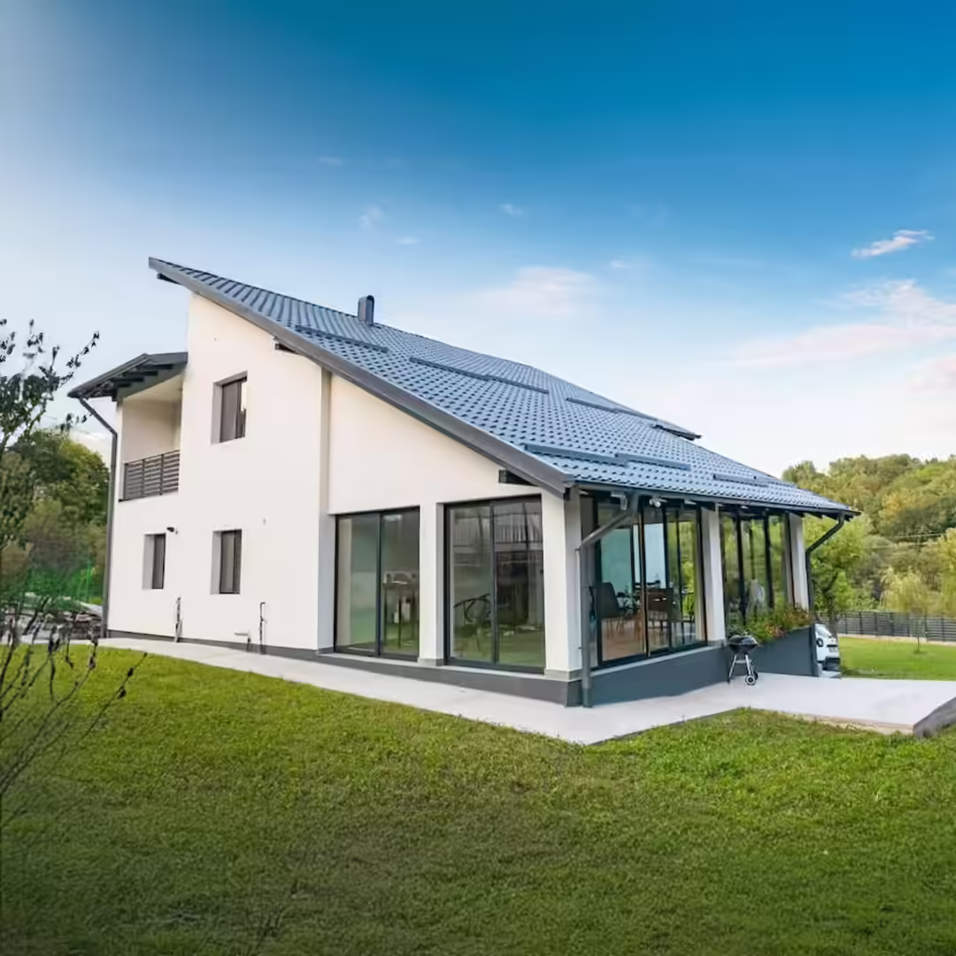 Vila Moon din Bezdead, exteriorul vilei cu grădină verde Vila Moon din Bezdead, exteriorul vilei cu grădină verde
