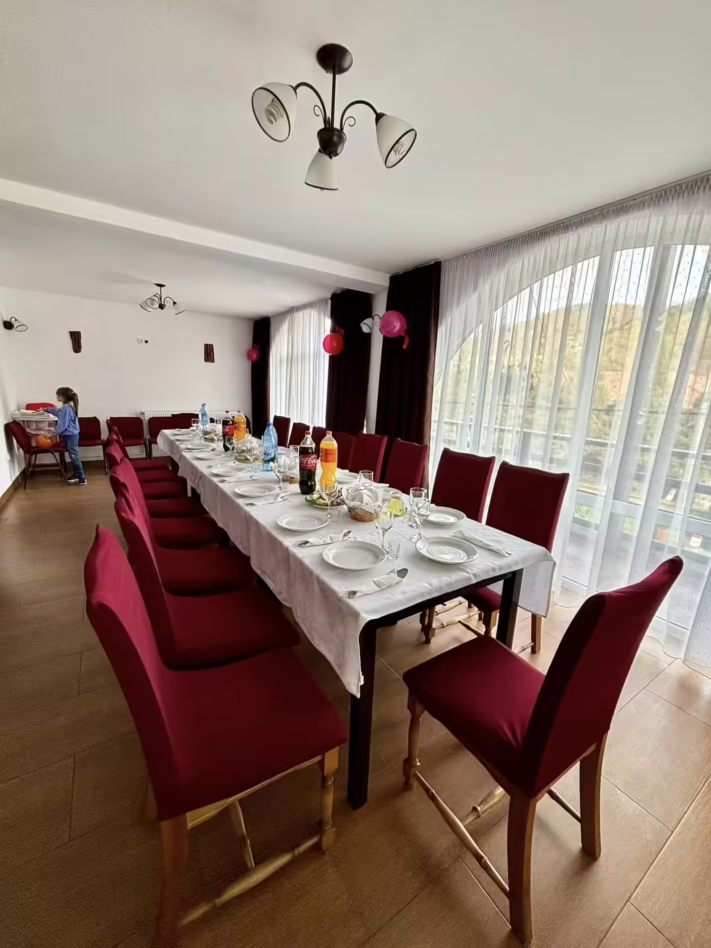 Sala de mese cu mese aranjate la Casa Leu, Lunca Jariștei Sala de mese cu mese aranjate la Casa Leu, Lunca Jariștei