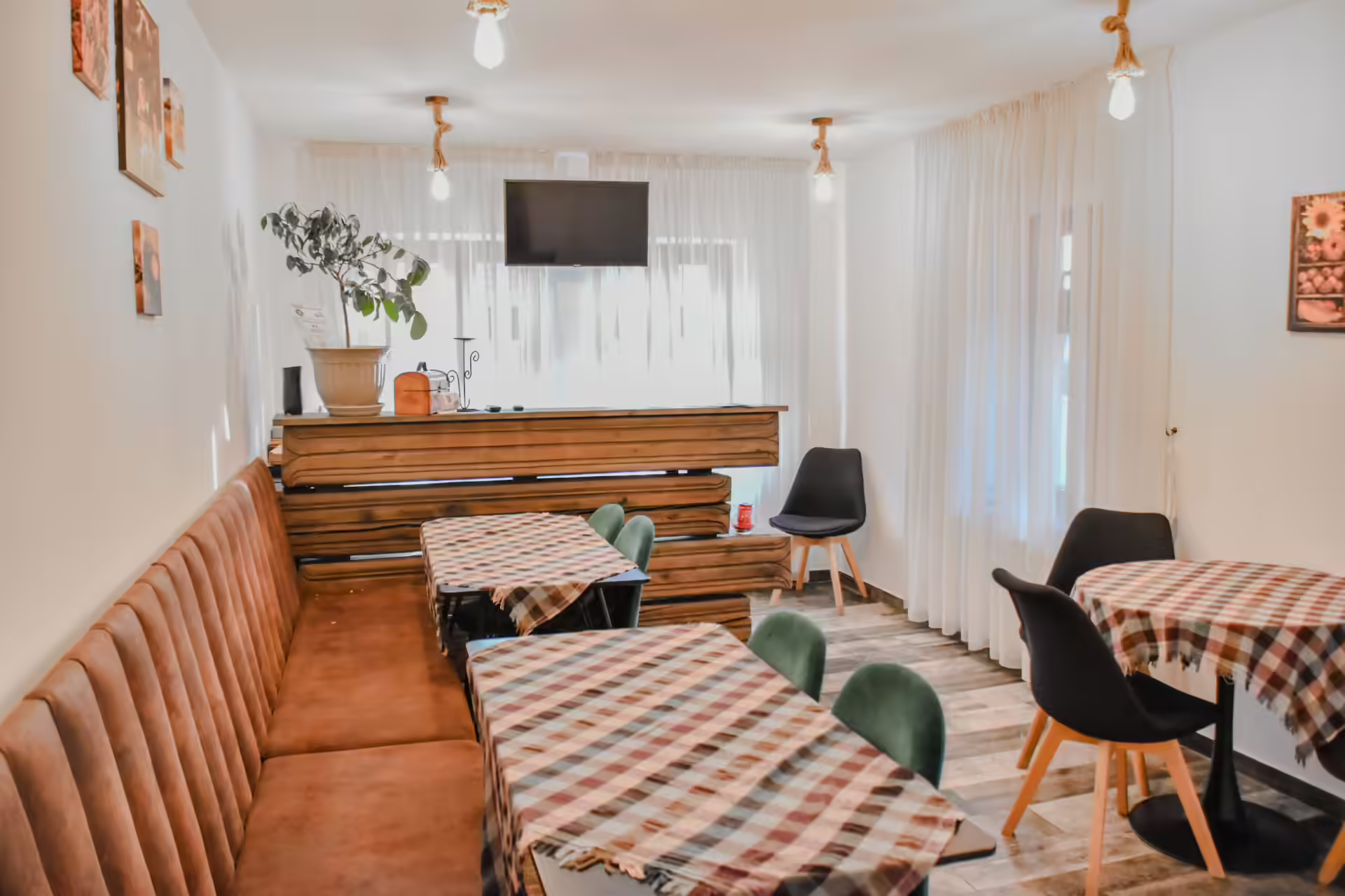 Spațiu comun acoperit cu șemineu din cărămidă și mese pentru oaspeții Berg House 31 Spațiu comun acoperit cu șemineu din cărămidă și mese pentru oaspeții Berg House 31