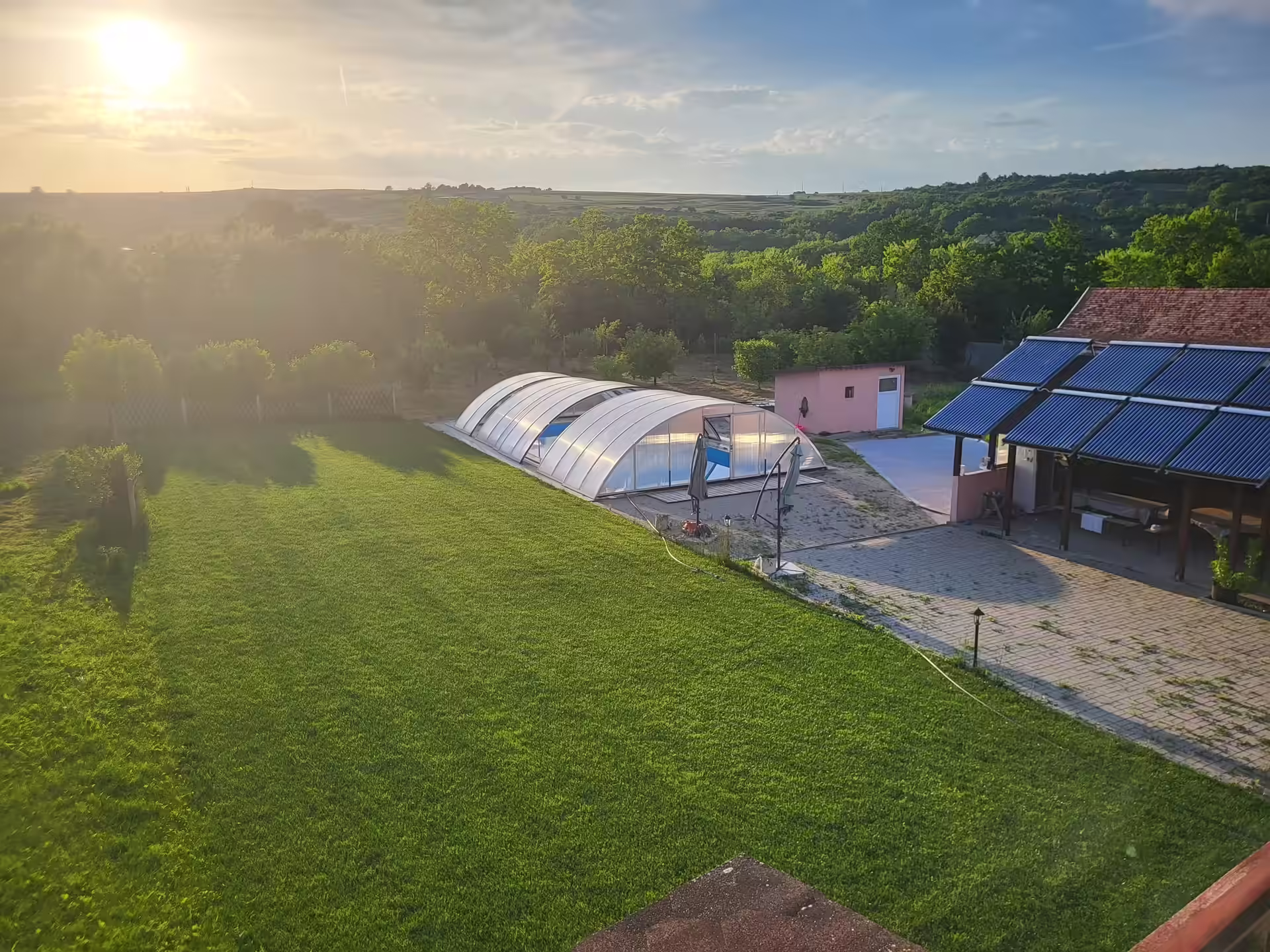 Vedere aeriană la apus asupra Casei Ema & Sofi și a piscinei din Topârcea Vedere aeriană la apus asupra Casei Ema & Sofi și a piscinei din Topârcea