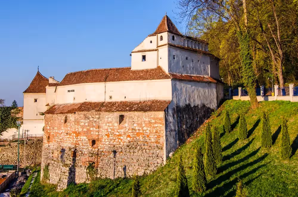 Bastionul Țesătorilor văzut din exterior, pe aleea de sub Tâmpa, Brașov