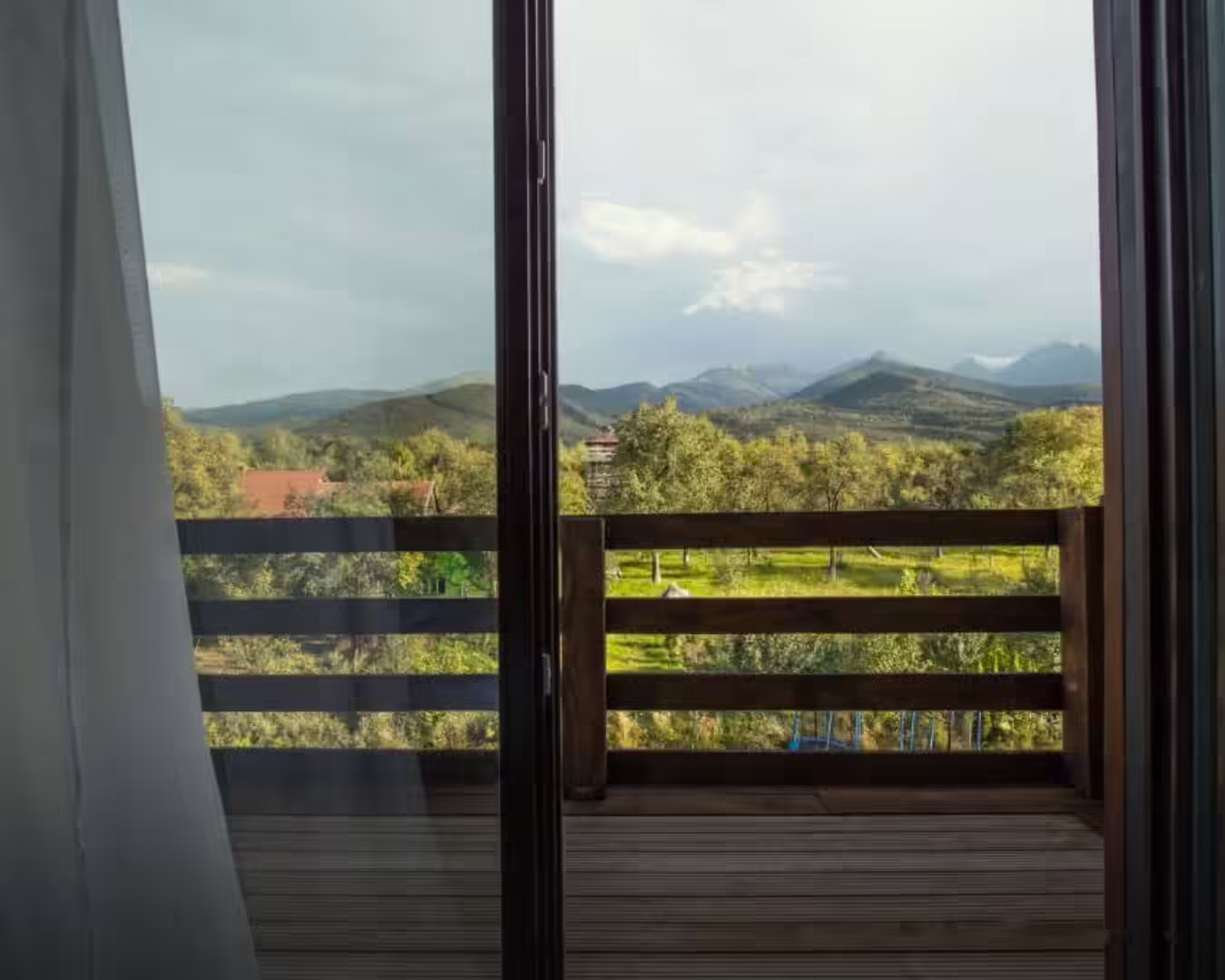 Vedere spre munți de pe balconul unei camere de la Pensiunea Ana Viștișoara Vedere spre munți de pe balconul unei camere de la Pensiunea Ana Viștișoara