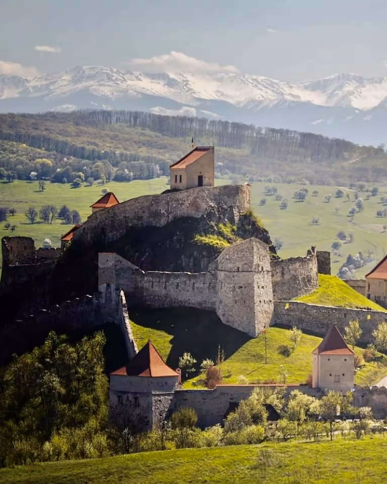 Zidurile Cetății Rupea în lumina apusului, panoramă