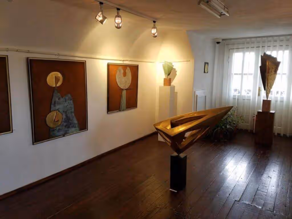 Sală de expoziție cu sculpturi și picturi, Muzeul Grigorescu Câmpina