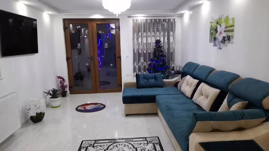 Living luminos cu televizor și canapea la Maria's Dream House