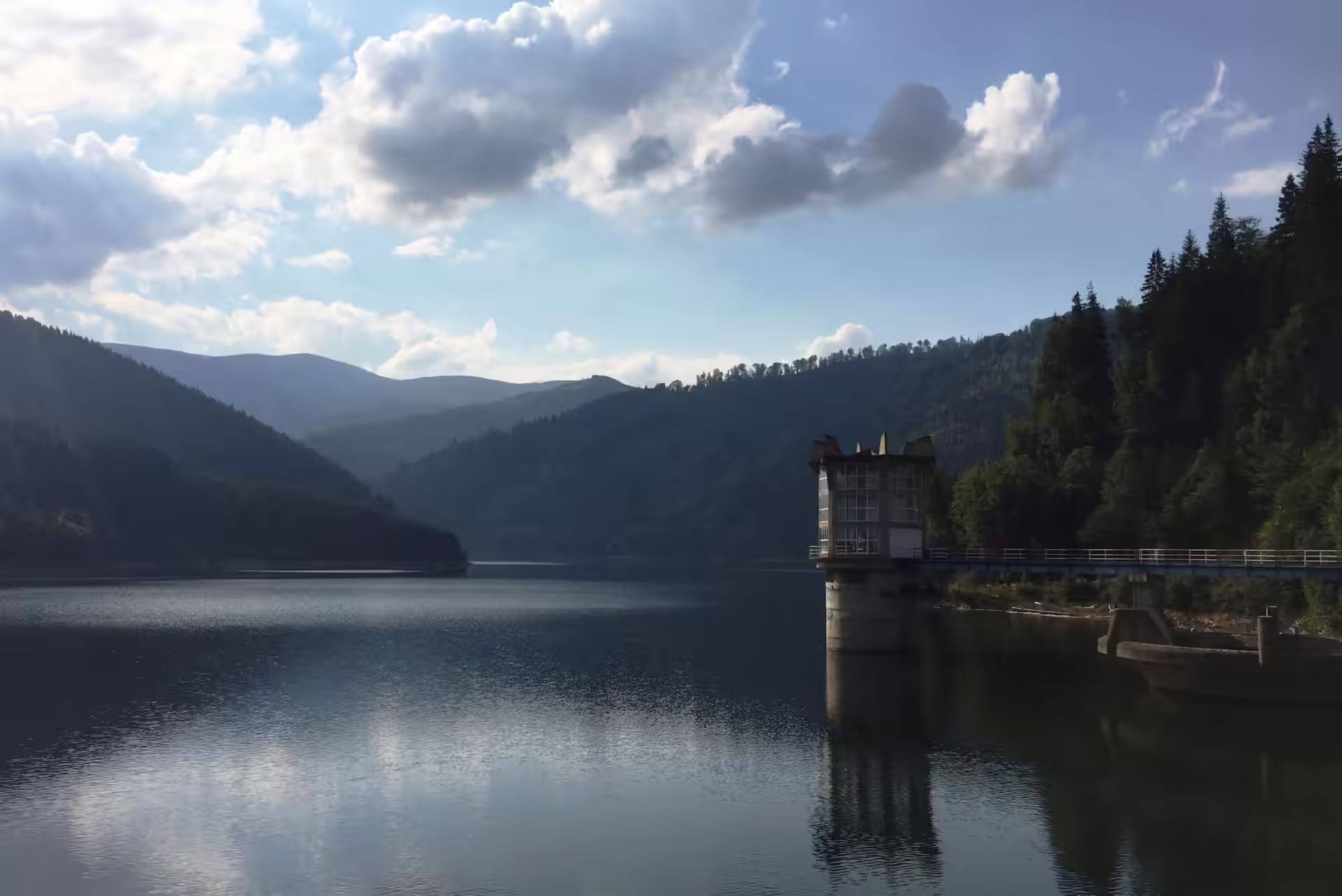 Lac cu baraj între munți, obiectiv de vizitat din Casa Haiducilor Sătic, Argeș Lac cu baraj între munți, obiectiv de vizitat din Casa Haiducilor Sătic, Argeș