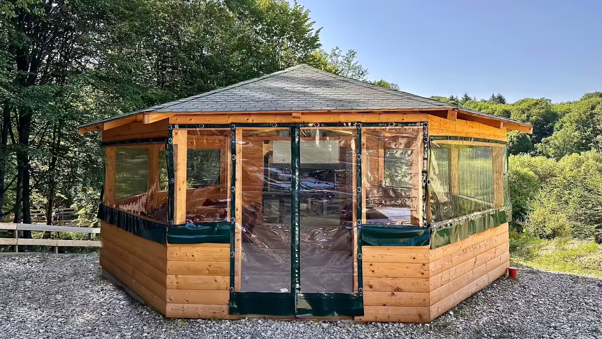 Foișor închis cu geamuri panoramice la Cabana Lacasata Foișor închis cu geamuri panoramice la Cabana Lacasata
