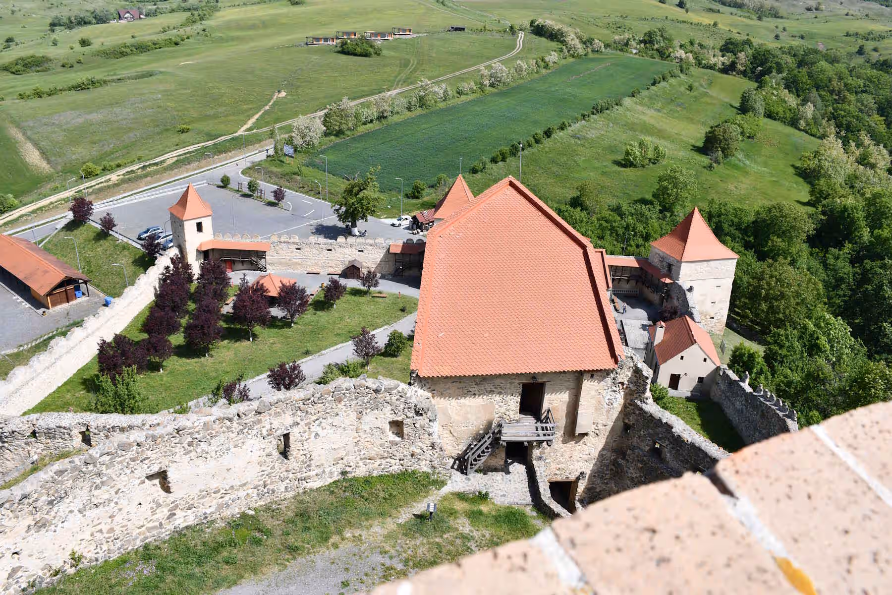 Acoperișuri de țiglă și ziduri văzute de sus, Cetatea Rupea