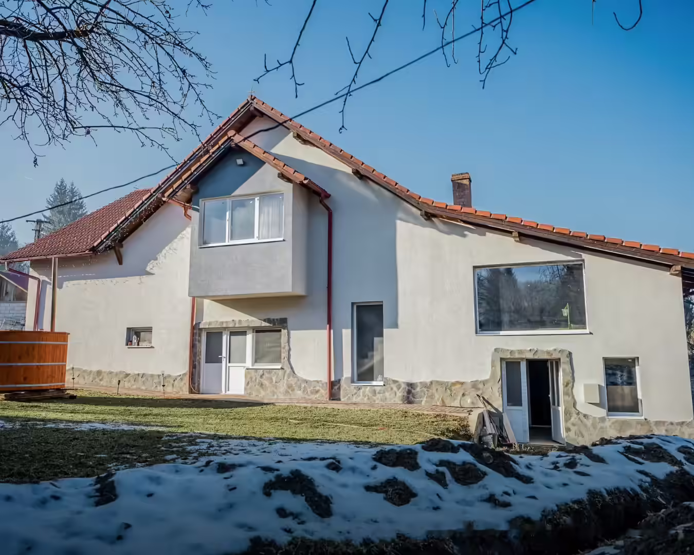 Cabana La Bontu iarna, acoperită de zăpadă, Întorsura Buzăului Cabana La Bontu iarna, acoperită de zăpadă, Întorsura Buzăului