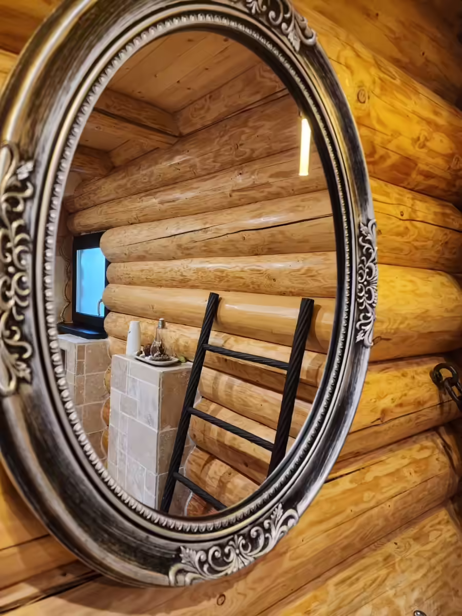 Oglindă decorativă pe perete din lemn rotund la Cabana Cacica Hill Oglindă decorativă pe perete din lemn rotund la Cabana Cacica Hill