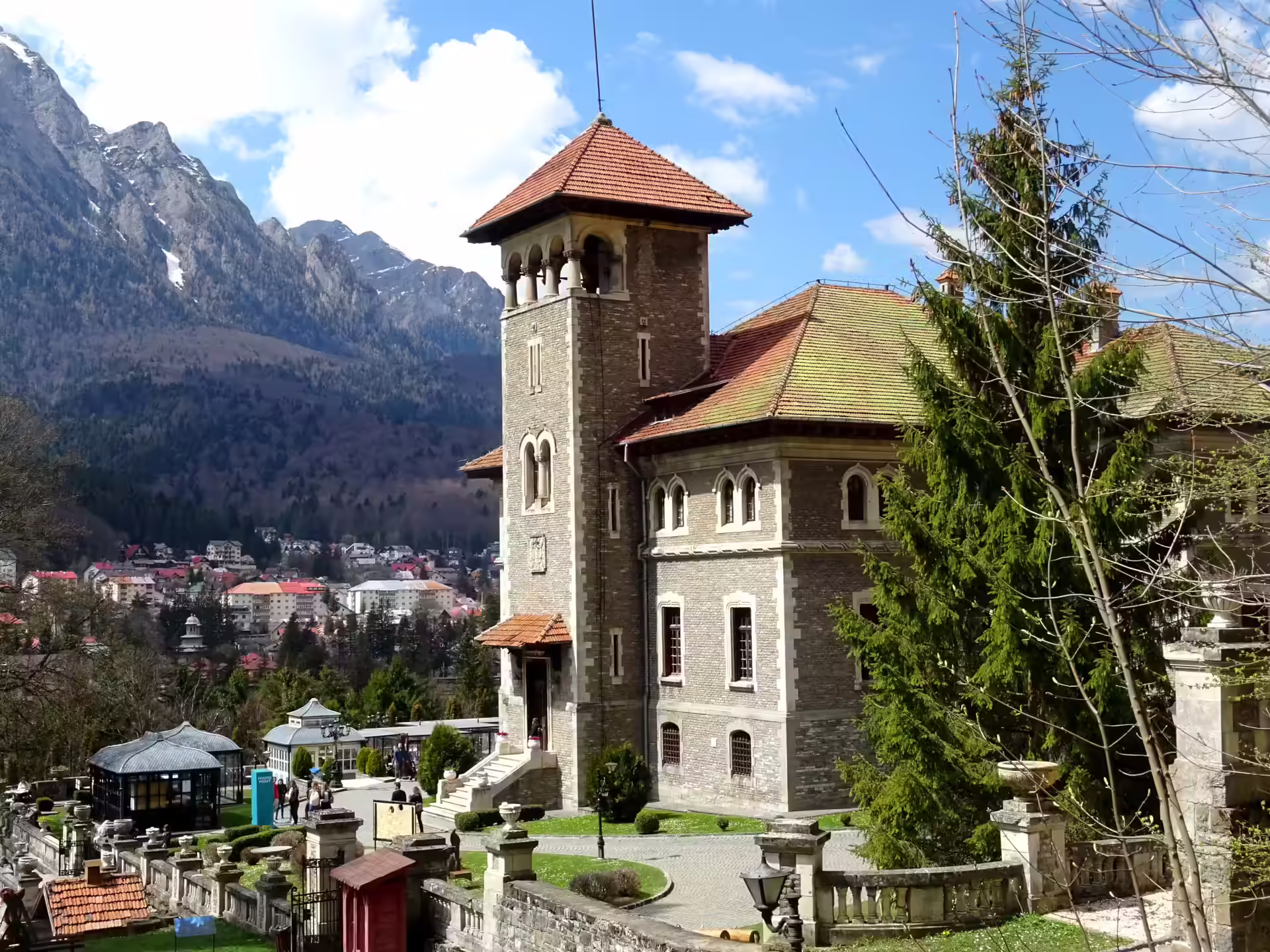 Turnul Castelului Cantacuzino și Masivul Caraiman în fundal