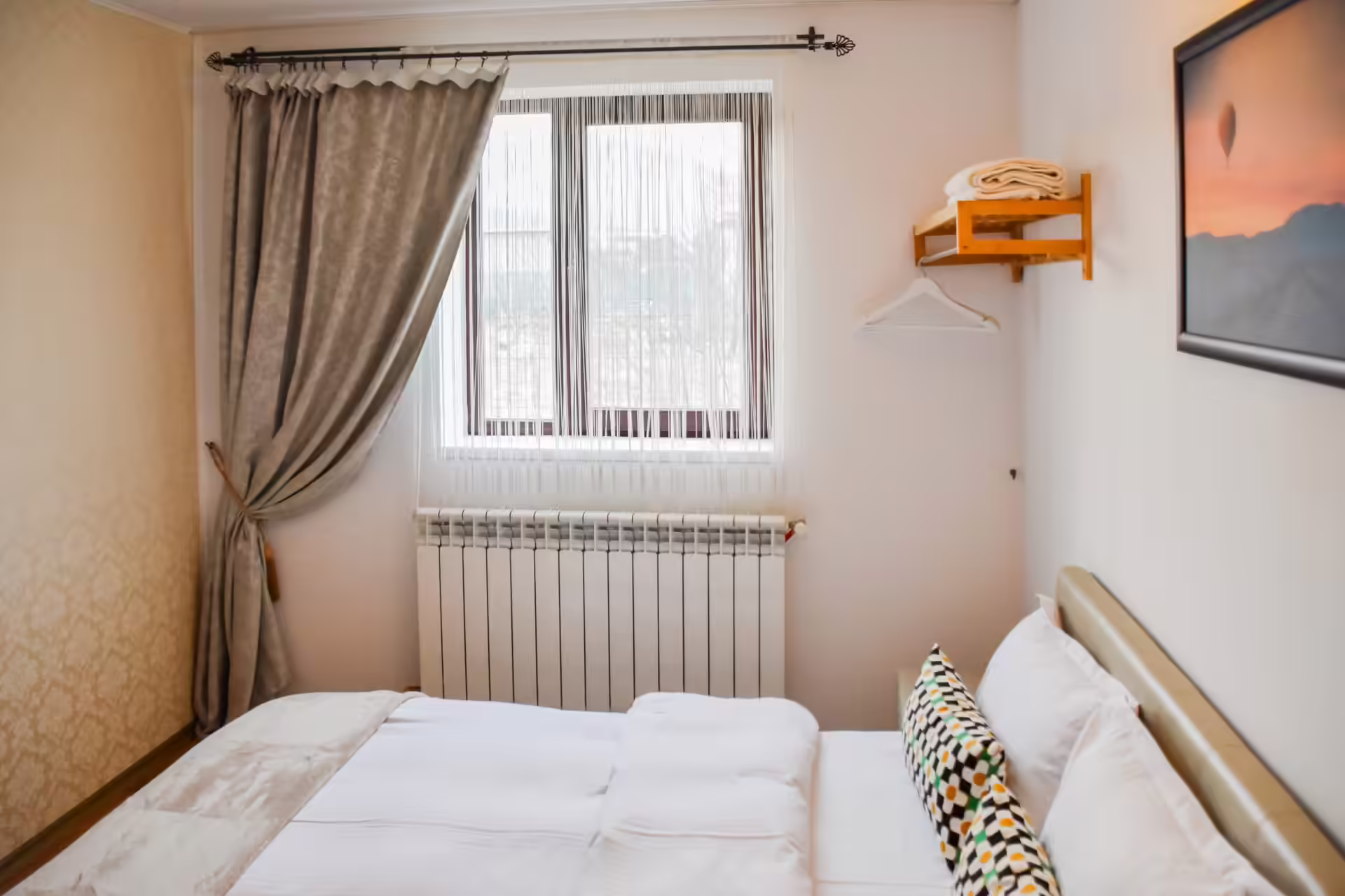 Dormitor cu pat dublu lângă fereastră la Vila Mik Guesthouse Dormitor cu pat dublu lângă fereastră la Vila Mik Guesthouse