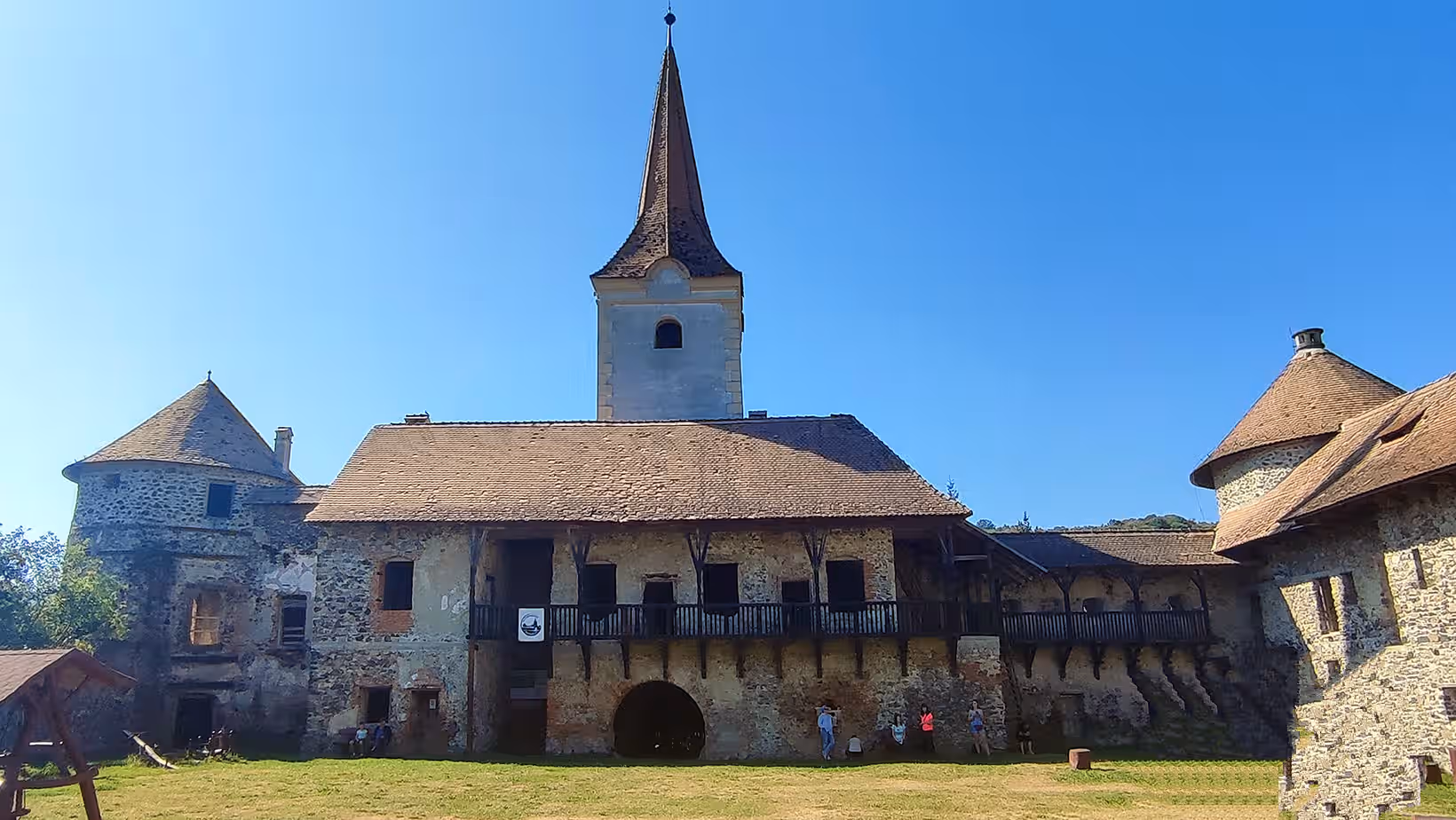 Turla bisericii din Racoș deasupra curții Castelului Bethlen Turla bisericii din Racoș deasupra curții Castelului Bethlen