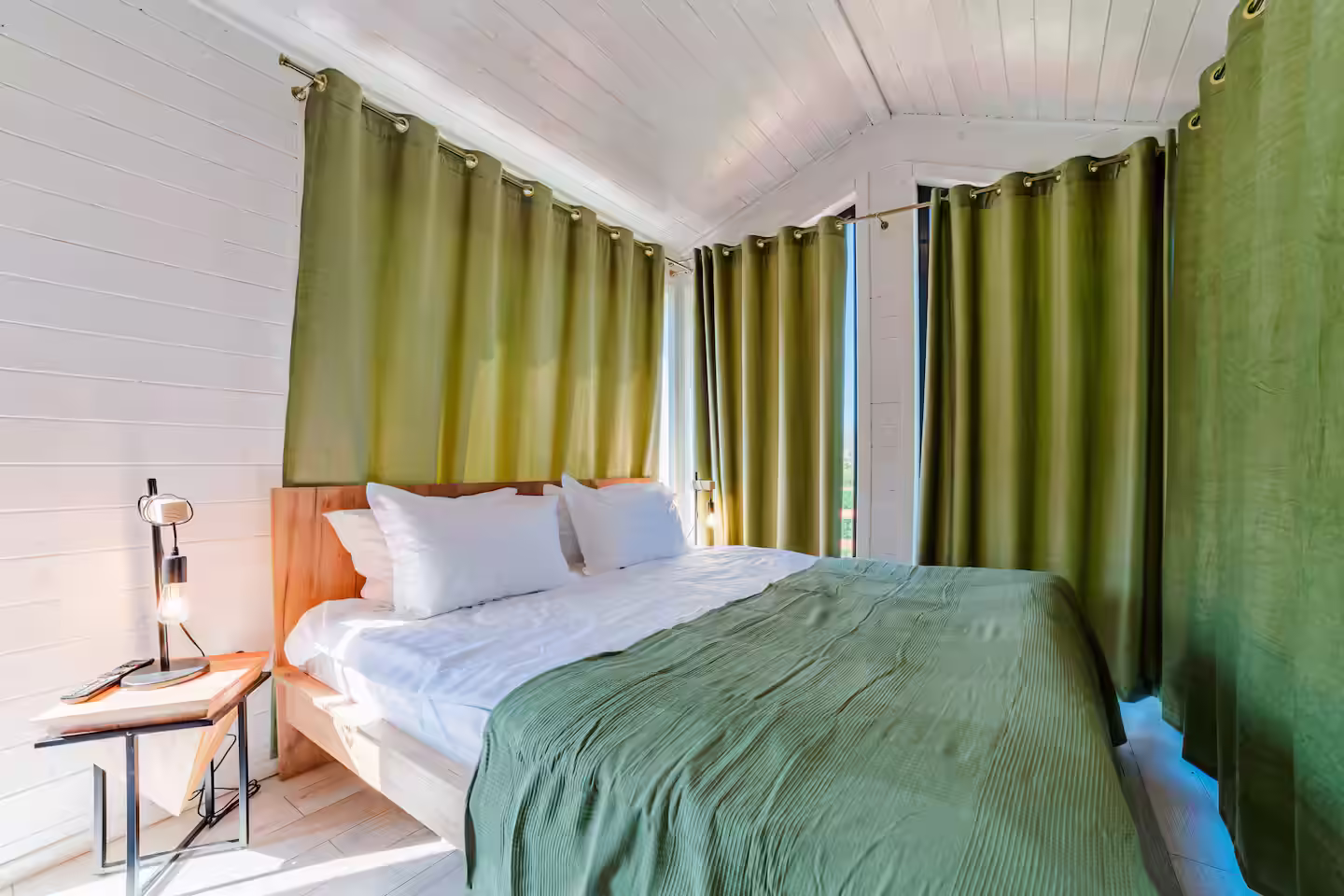 Dormitor primitor cu pat matrimonial în cabana SkyAtlas Hideaway din comuna Bran Dormitor primitor cu pat matrimonial în cabana SkyAtlas Hideaway din comuna Bran