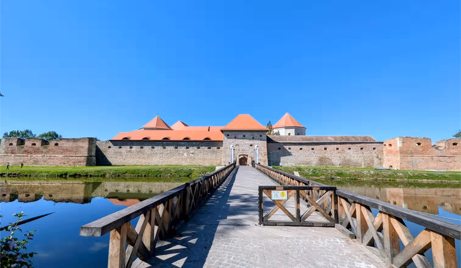 Intrarea în Cetatea Făgăraș pe podul de lemn, sub cer senin Intrarea în Cetatea Făgăraș pe podul de lemn, sub cer senin