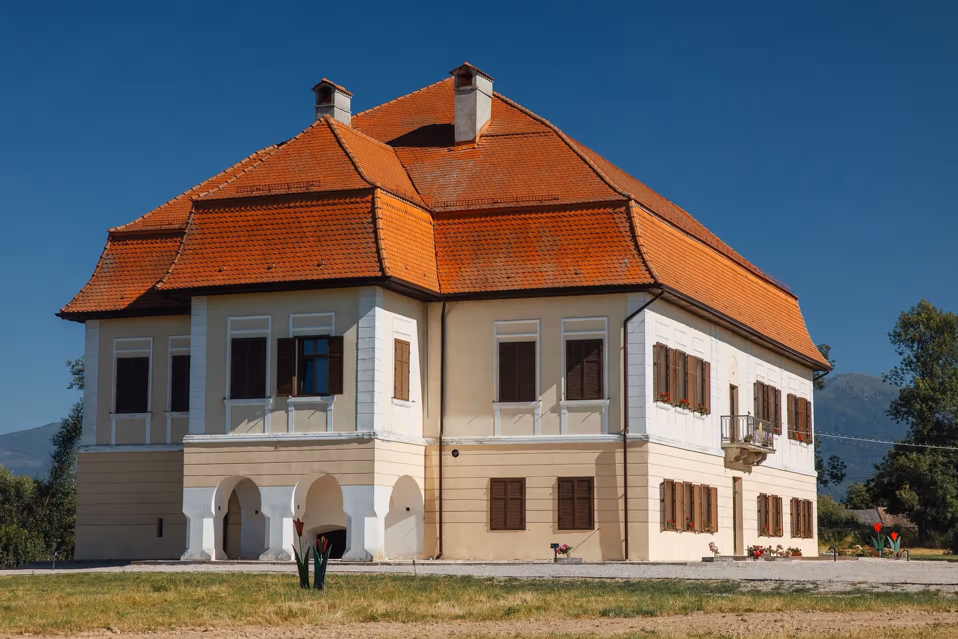 Castelul Brâncoveanu Sâmbăta de Sus, fațada principală cu acoperiș de țiglă roșie