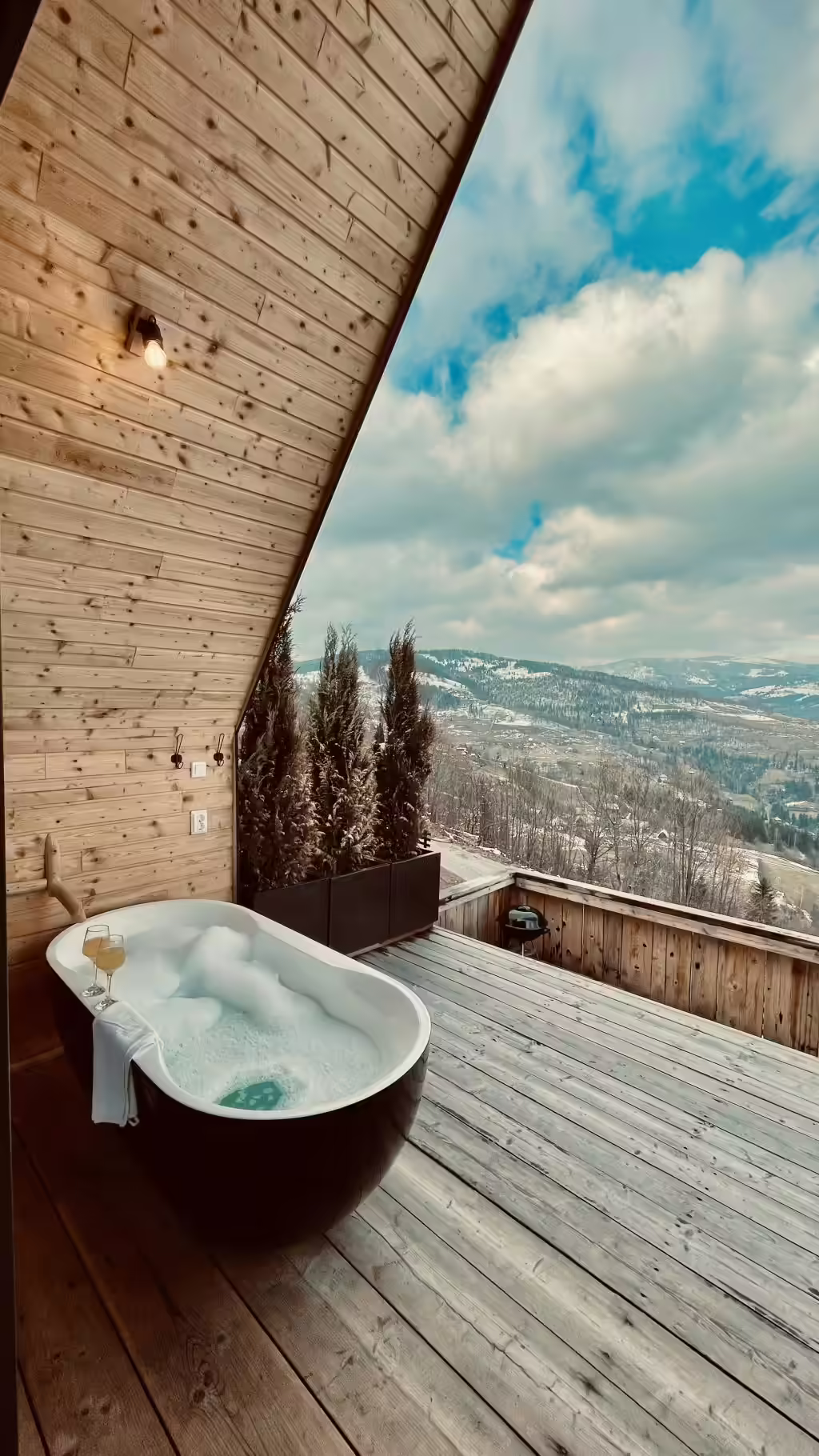 Jacuzzi pe terasa cu priveliște montană la La Noi La Munte, Munții Apuseni Jacuzzi pe terasa cu priveliște montană la La Noi La Munte, Munții Apuseni