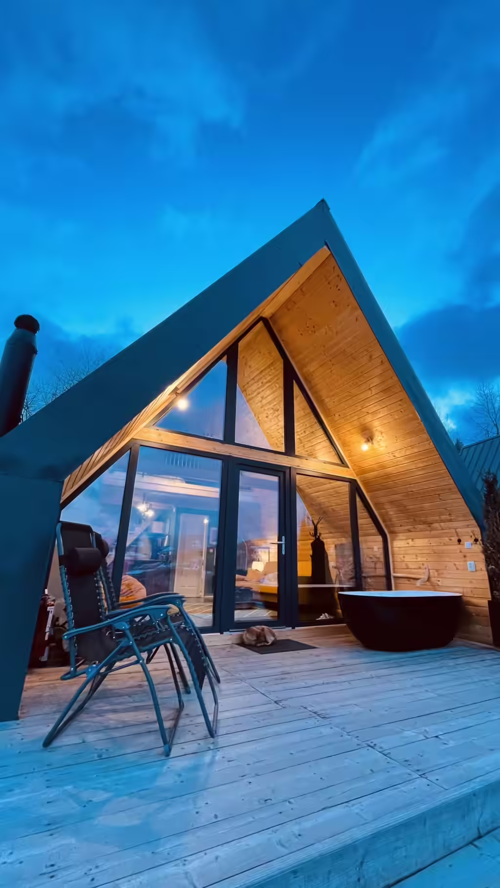 Cabana A-frame de la La Noi La Munte sub cerul albastru al Apusenilor, Mătișești Cabana A-frame de la La Noi La Munte sub cerul albastru al Apusenilor, Mătișești