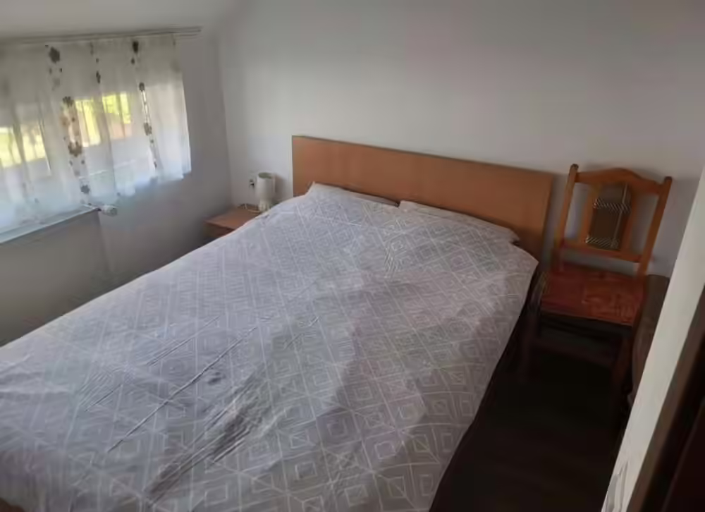 Dormitor luminos cu pat dublu și fereastră spre livadă, Casa Ema & Sofi Dormitor luminos cu pat dublu și fereastră spre livadă, Casa Ema & Sofi