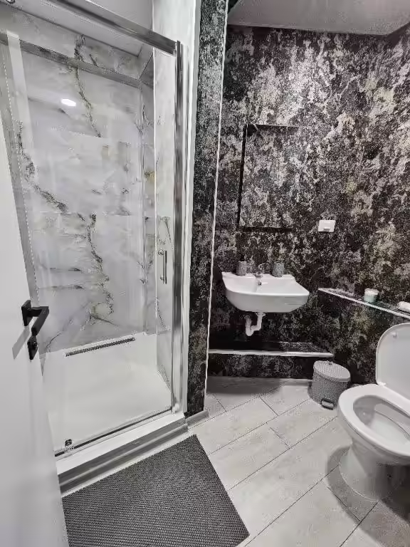 Baie cu duș și faianță decorativă la Cabana Ursu, Iași Baie cu duș și faianță decorativă la Cabana Ursu, Iași