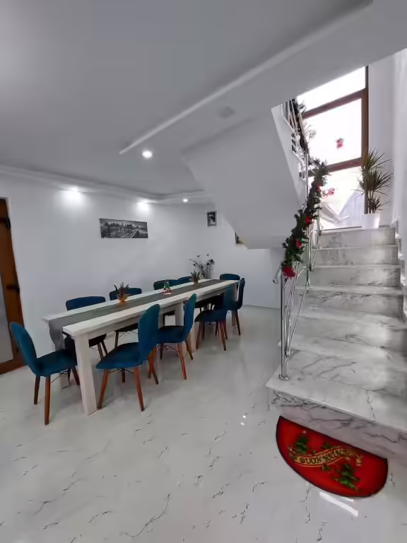 Zonă de dining cu masă pentru grupuri la Maria's Dream House, Zărnești