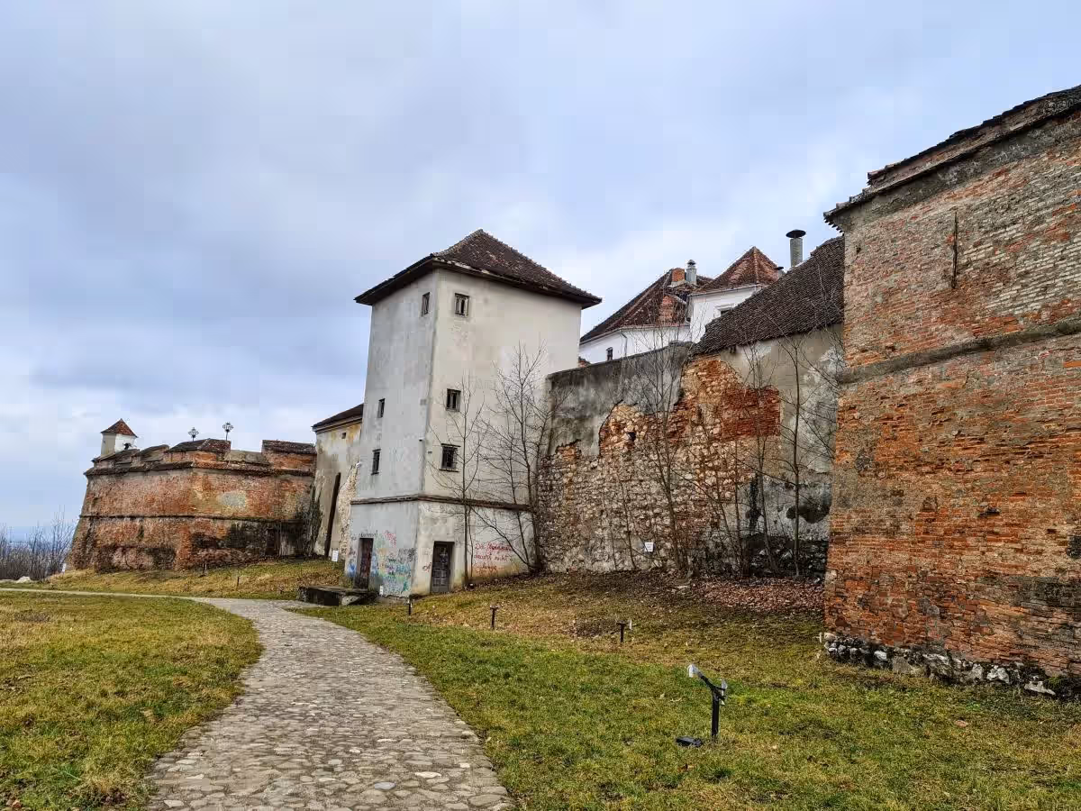 Bastioanele și turnul alb al Cetățuii de pe Strajă, Brașov Bastioanele și turnul alb al Cetățuii de pe Strajă, Brașov