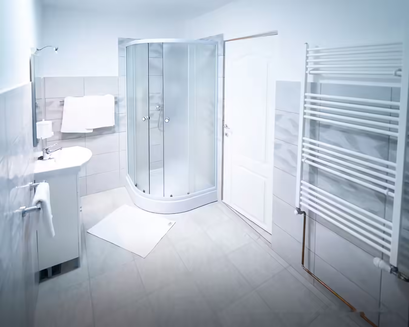 Baie modernă cu cabină de duș la Cabana La Bontu, Covasna Baie modernă cu cabină de duș la Cabana La Bontu, Covasna