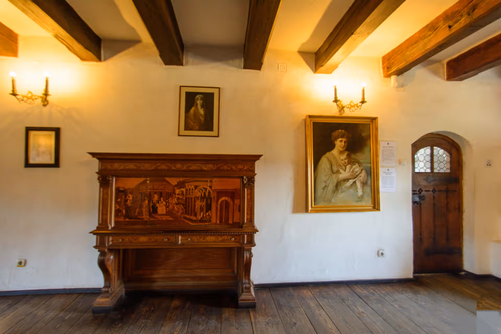 Cameră cu grinzi din lemn, mobilier sculptat și portret regal în Castelul Bran Cameră cu grinzi din lemn, mobilier sculptat și portret regal în Castelul Bran