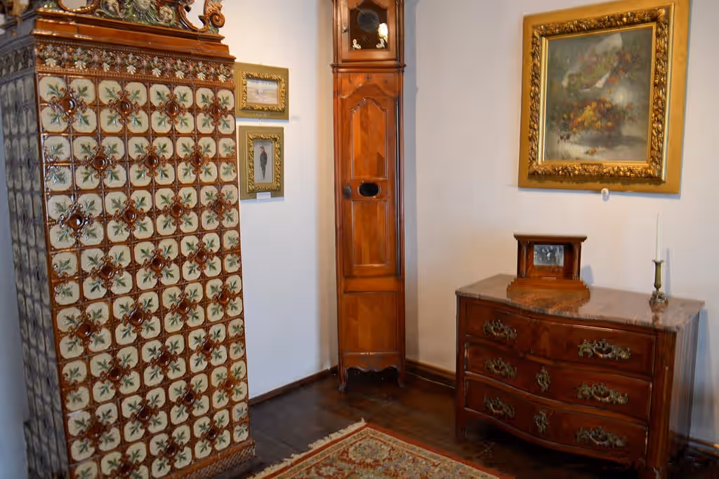 Sobă cu cahle pictate și comodă de epocă, Muzeul Grigorescu