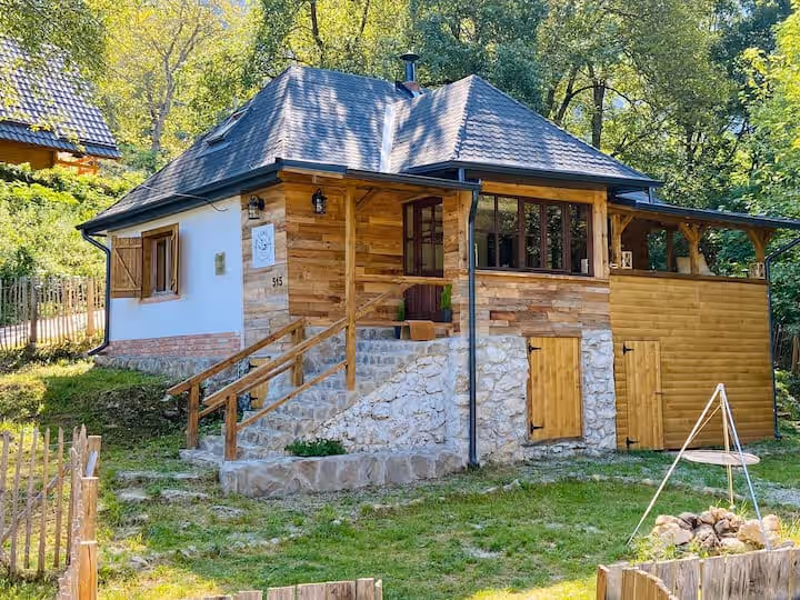 Bats Cave Hut Transylvania din Sub Piatră, România, fotografia 19