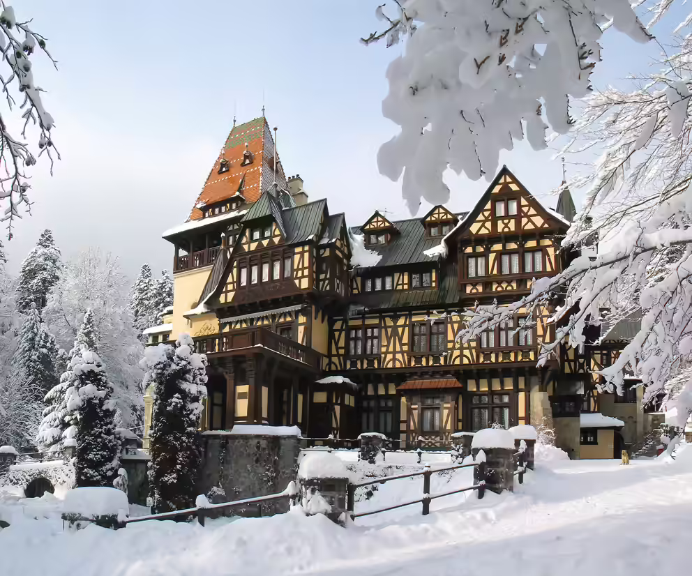 Castelul Pelișor sub zăpadă, în peisajul de iarnă din Sinaia Castelul Pelișor sub zăpadă, în peisajul de iarnă din Sinaia