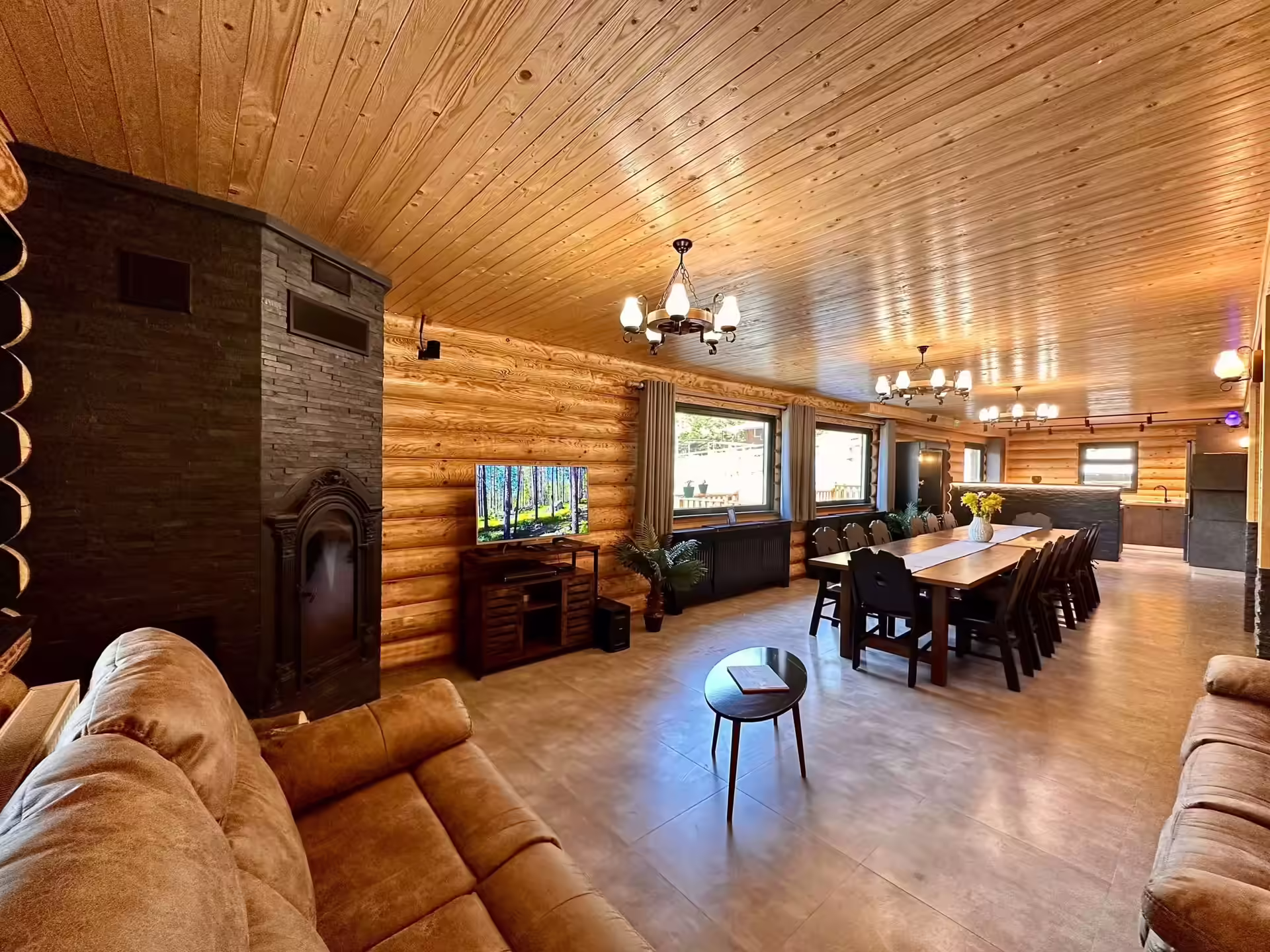 Living cu șemineu și canapele la Cabana Lacasata Living cu șemineu și canapele la Cabana Lacasata