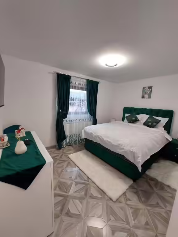 Cameră luminoasă cu pat dublu și decor verde la Maria's Dream House