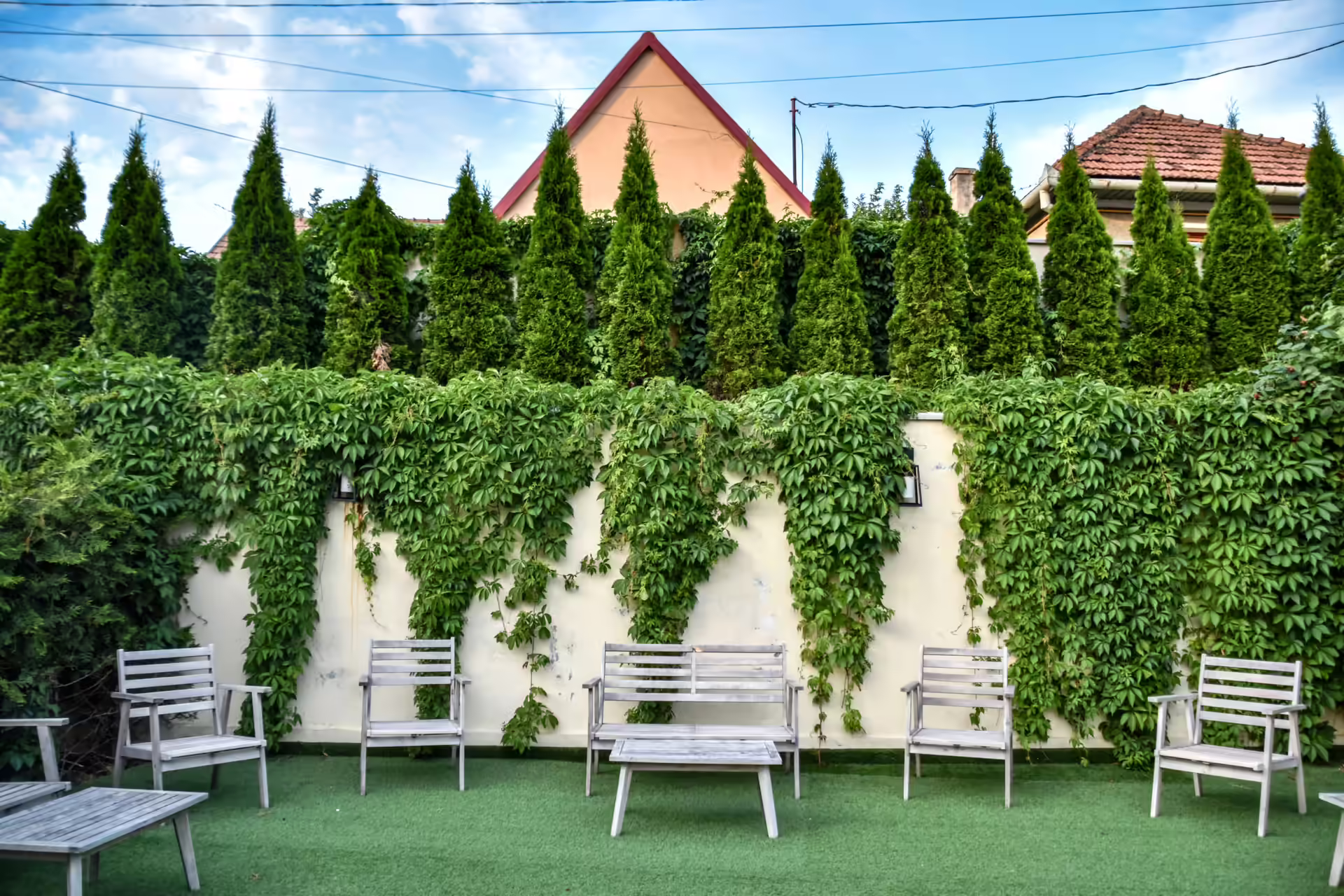 Gazon întreținut cu mobilier de exterior în grădina Berg House 31 din Săcele Gazon întreținut cu mobilier de exterior în grădina Berg House 31 din Săcele