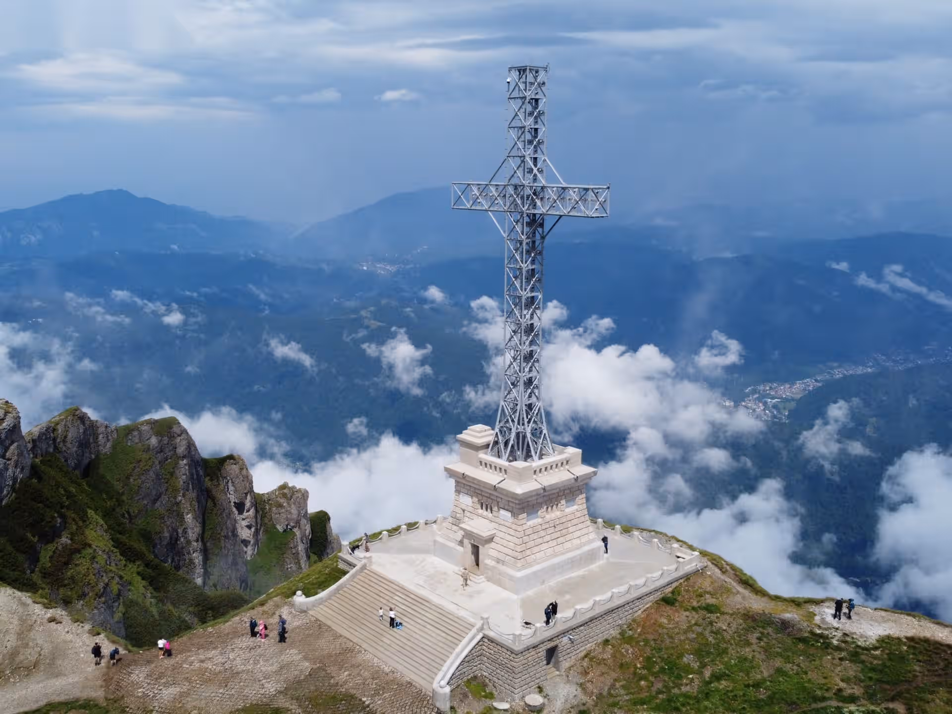 Crucea Caraiman deasupra norilor, Munții Bucegi