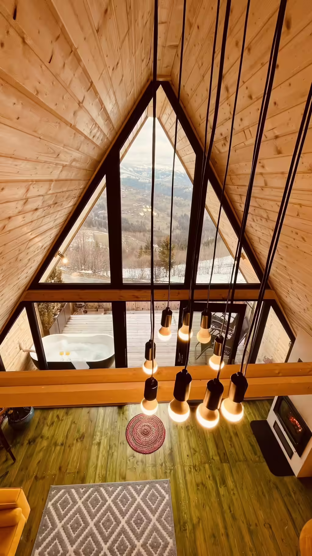 Interior din lemn natural al cabanei A-frame de la La Noi La Munte, Apuseni Interior din lemn natural al cabanei A-frame de la La Noi La Munte, Apuseni