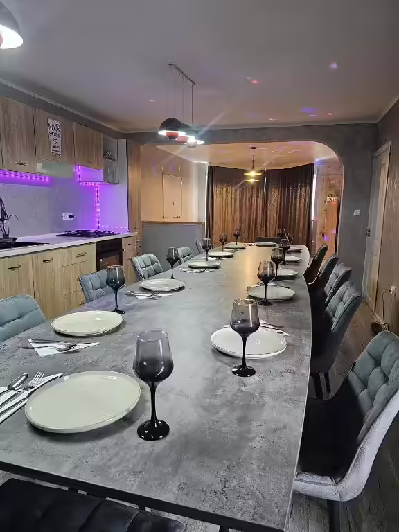 Bucătărie open space complet utilată și zonă de dining, Cabana Ursu Bucătărie open space complet utilată și zonă de dining, Cabana Ursu