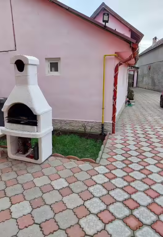 Zonă de grătar zidit în curtea pensiunii Maria's Dream House, Zărnești