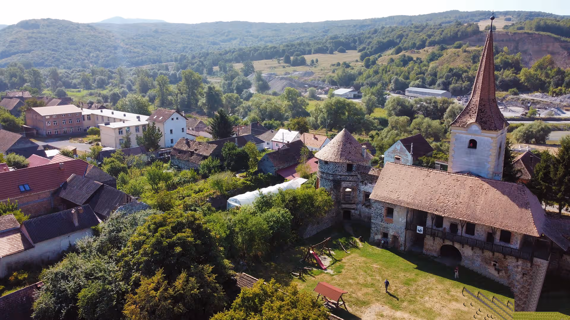 Castelul Bethlen între casele din Racoș și dealurile împădurite Castelul Bethlen între casele din Racoș și dealurile împădurite