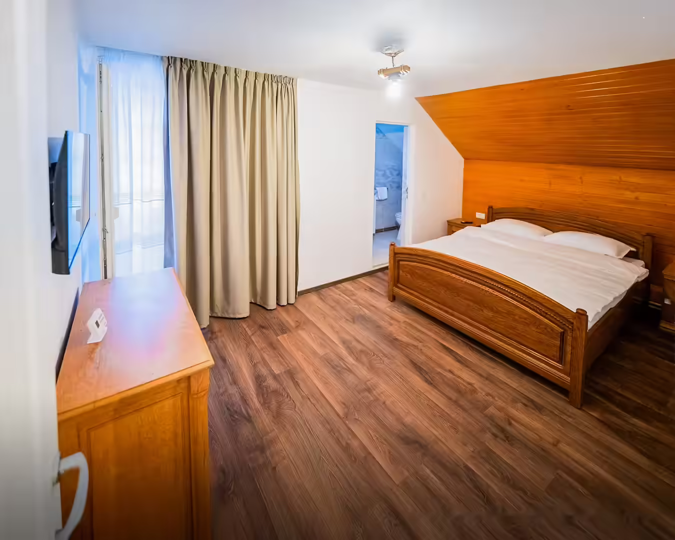 Dormitor cu pat dublu și baie proprie la Cabana La Bontu Dormitor cu pat dublu și baie proprie la Cabana La Bontu
