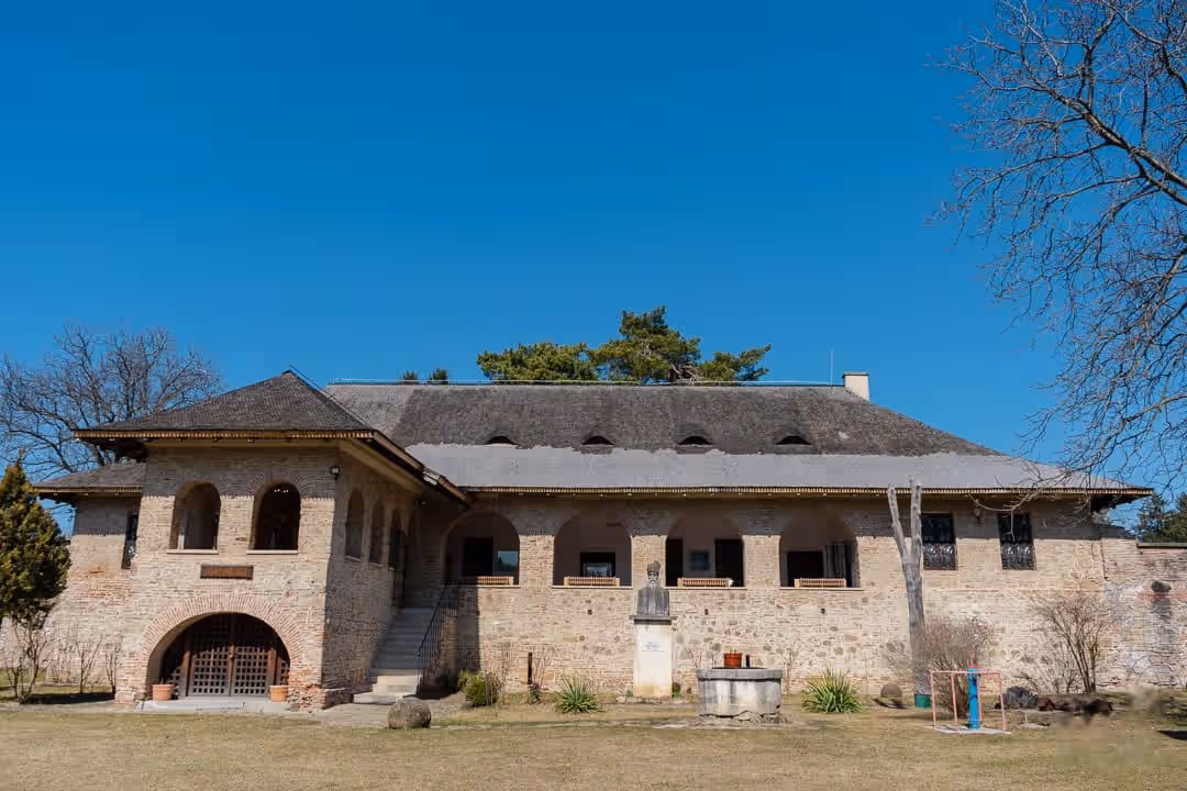 Casa Domnească Brebu văzută din curtea mănăstirii, clădire medievală din piatră