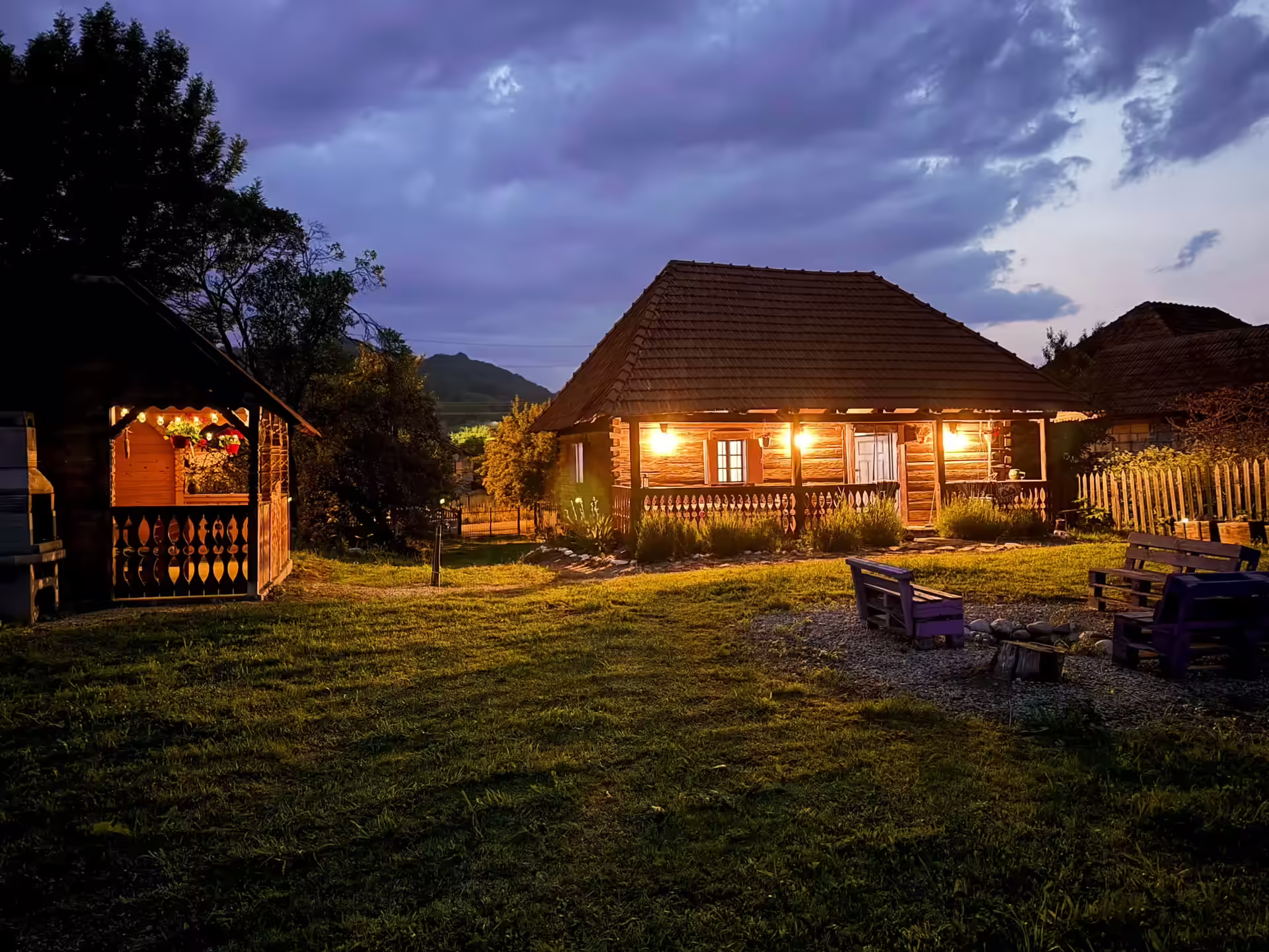 Casa cu Lavandă noaptea, sub cerul cu lună, Petroșani Casa cu Lavandă noaptea, sub cerul cu lună, Petroșani