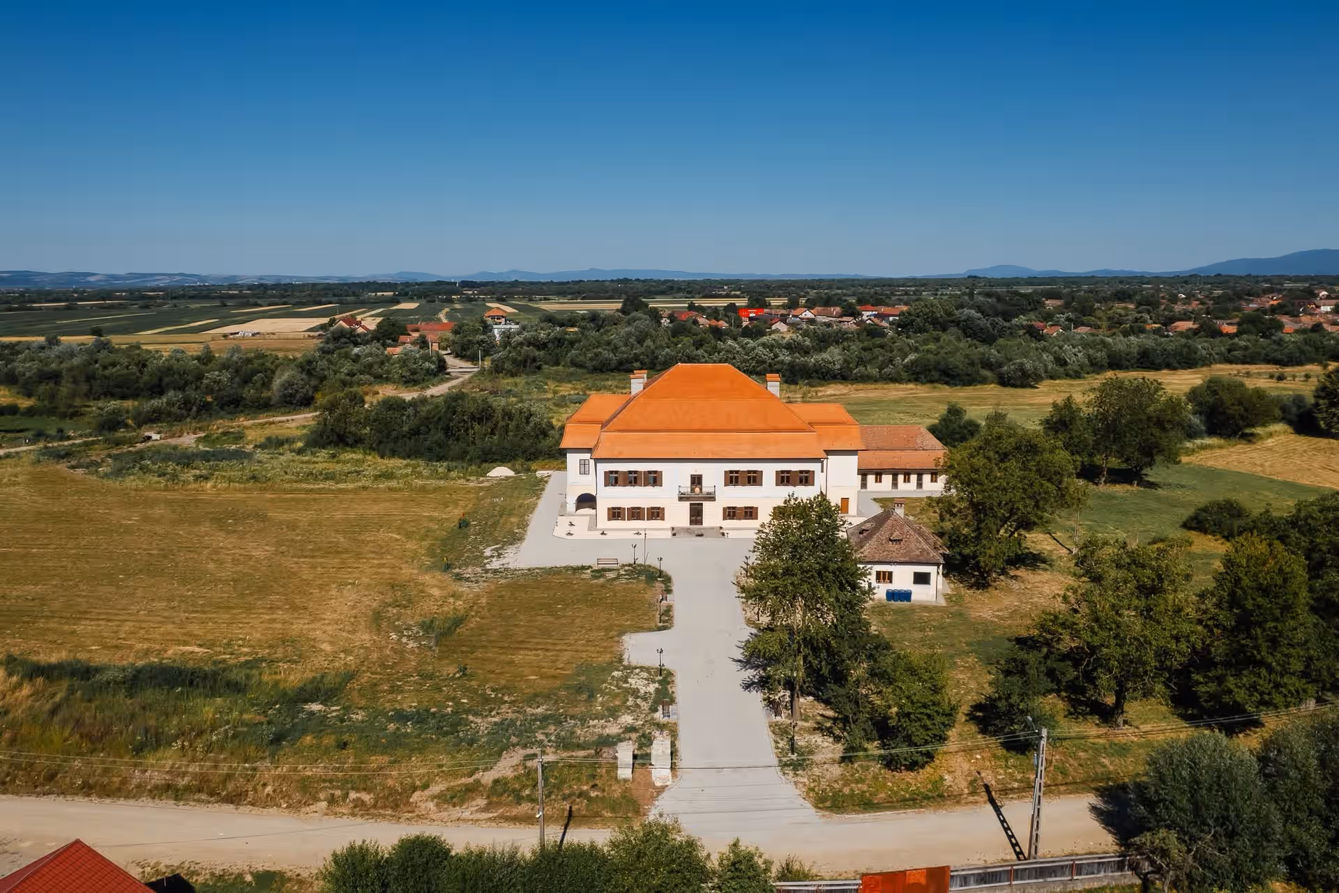 Aleea care duce spre Castelul Brâncoveanu, vedere aeriană a domeniului