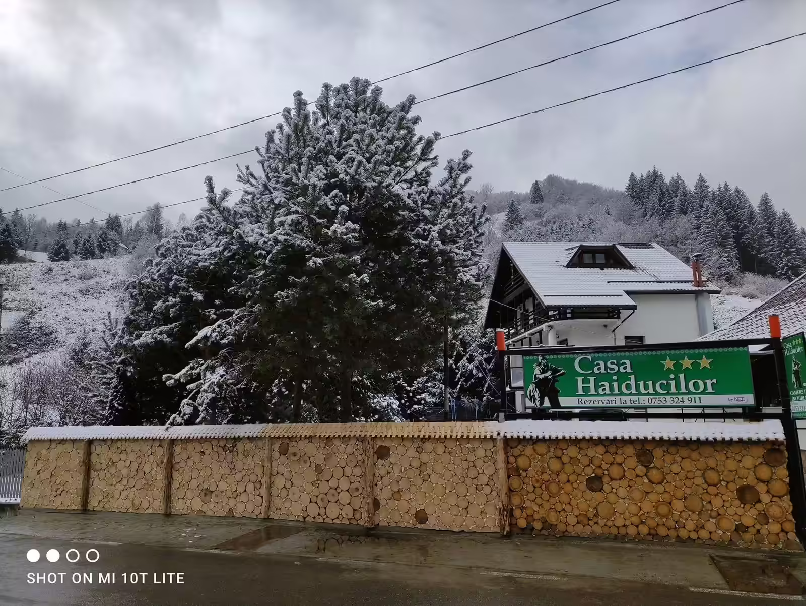 Casa Haiducilor din Sătic iarna, la poalele Masivului Piatra Craiului, Argeș Casa Haiducilor din Sătic iarna, la poalele Masivului Piatra Craiului, Argeș