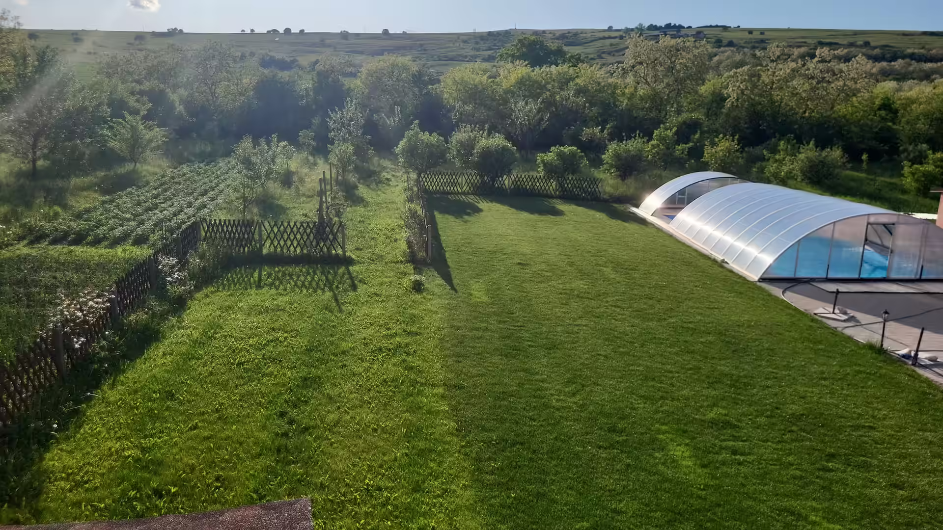 Panoramă cu grădina, livada și piscina casei de vacanță Ema & Sofi, Ocna Sibiului Panoramă cu grădina, livada și piscina casei de vacanță Ema & Sofi, Ocna Sibiului